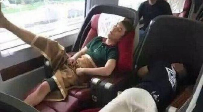 Seungri  Big Bang tidur dengan mengangkat kaki di dalam kereta [foto: Allkpop]