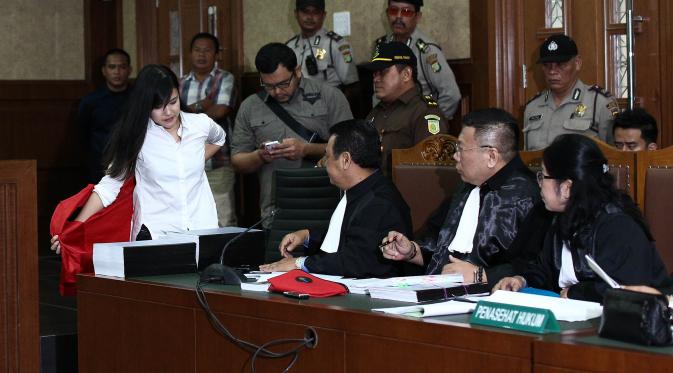 Jessica Kumala Wongso melepas rompi tahanan berwarna merah, yang selalu dikenakannya dalam tiga sidang sebelumnya. (Liputan6.com/Faizal Fanani)