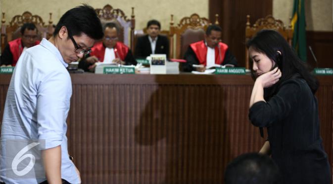 Suami alm Mirna, Arief Sumarko dan saudaranya, Sandy Salihin usai diambil sumpah saat mengikuti persidangan lanjutan Jessica Kumala Wongso dengan agenda pemeriksaan saksi di Pengadilan Negeri Jakarta Pusat, Selasa (12/7). (Liputan6.com/Faizal Fanani)