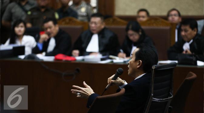 Darmawan Salihin ayah dari Alm Mirna memberikan kesaksian dalam persidangan lanjutan Jessica Kumala Wongso dengan agenda pemeriksaan saksi di Pengadilan Negeri Jakarta Pusat, Selasa (12/7). (Liputan6.com/Faizal Fanani)