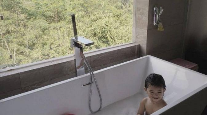 Bilqis Humairah Razak anak semata wayang Ayu Ting Ting yang sedang mandi di buthtub. (Instagram @ayutingting92)