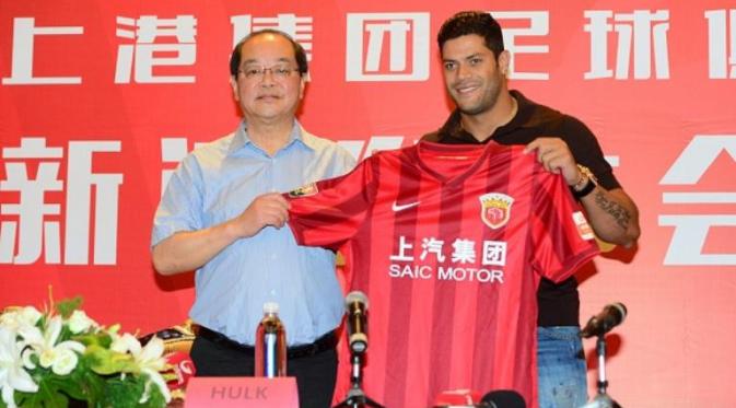 Striker asal Brasil, Hulk (kanan), kini bermain di Liga China bersama Shandong Luneng. (AFP)