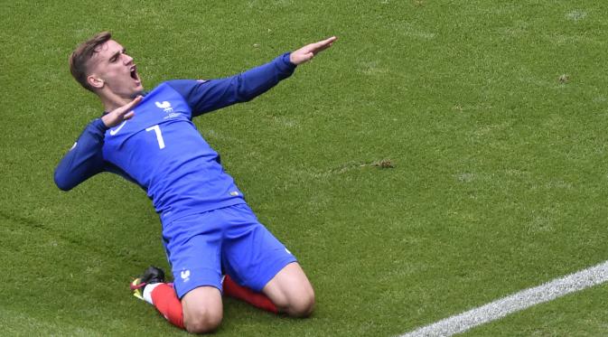 Antoine Griezmann mencetak 6 gol dan 2 assist selama Piala Eropa 2016 lalu meraih sepatu emas dan gelar pemain terbaik. Sayangnya, dia gagal melengkapinya dengan gelar juara bagi Prancis. (AFP/Jean-Philippe Ksiazek)