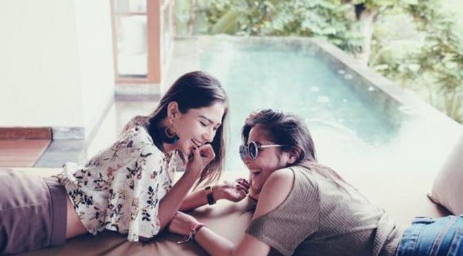 Prilly Latuconsina dan Jessica Mila saat berlibur (Instagram/@prillylatuconsina96)