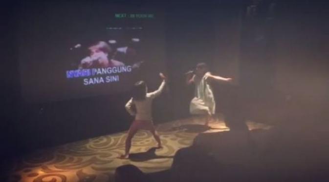 Kirana Cipta Montana, anak Anggun C. Sasmi saat karaoke di Bali. (Instagram - @anggun_cipta)