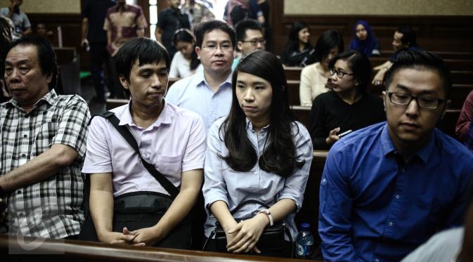 Saksi kunci, Hanie Juwita Boon menghadiri sidang kasus pembunuhan Wayan Mirna Salihin dengan tersangka Jessica Kumala Wongso di Pengadilan Negeri Jakarta Pusat, Rabu (13/7). Sidang beragenda mendengarkan keterangan saksi.  (Liputan6.com/Faizal Fanani)