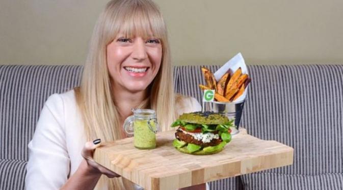 Ahli nutrisi Libby Lemon bersama Groupon yang mengolah makanan Nutri-burger serta aneka makanan pendamping. (Foto: Groupon)