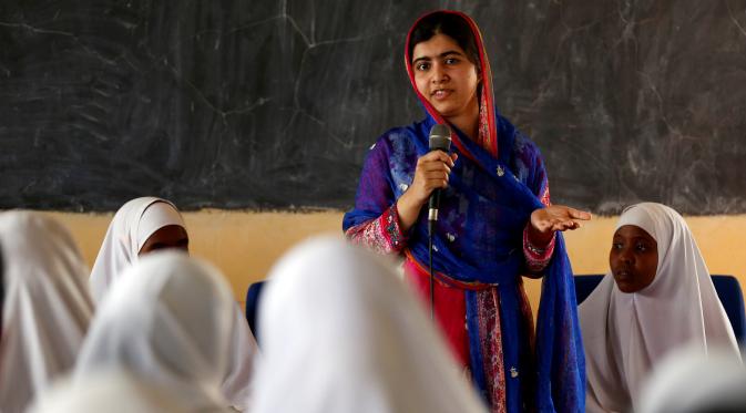 Penerima Nobel Perdamaian, Malala Yousafzai berbicara dengan sejumlah siswa di sekolah menengah Nasib saat kunjungannya di kamp pengungsian Dadaab, dekat perbatasan antara Kenya-Somalia, (12/7). (REUTERS/Thomas Mukoya)