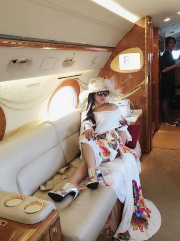 Syahrini memilih first class saat naik pesawat (Instagram/@princessyahrini)