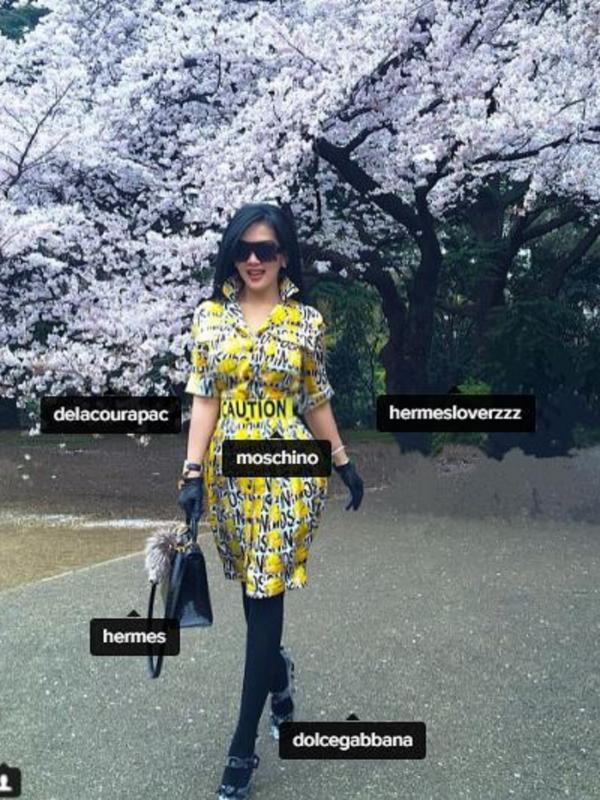 Syahrini mengenakan barang-barang mewah (Instagram/@princessyahrini)
