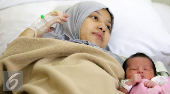 Istri Desta, Natasha Rizki baru saja dikaruniai anak kedua yang diberi nama diberi nama Miskha Arrawfa Najma. [Foto: Herman Zakharia/Liputan6.com]