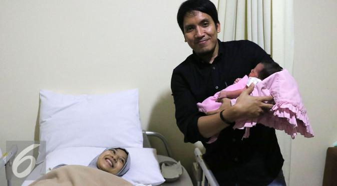 Bahagianya Desta dan Natasha Rizki yang baru saja dikaruniai seorang anak kedua. [Foto: Herman Zakharia/Liputan6.com]