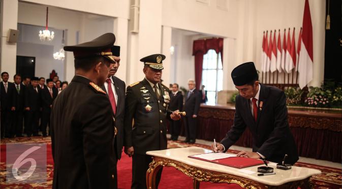 Presiden Jokowi menandatangani surat pengesahan menjabat Kapolri di Istana Negara, Jakarta, Rabu (13/7).  Tito Karnavian resmi menjadi Kapolri menggantikan Jenderal Badrodin Haiti. (Liputan6.com/Faizal Fanani)
