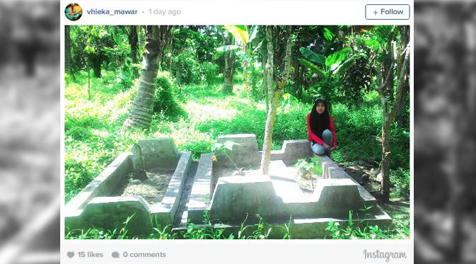 Tradisi Baru Saat Lebaran, Berfoto di Kuburan. (Foto: Instagram)
