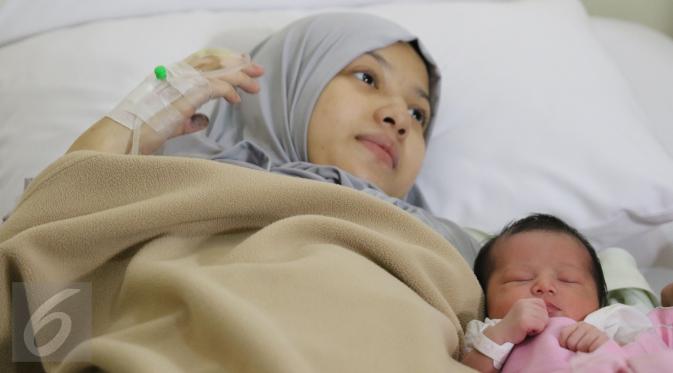 Istri Desta, Natasha Rizki bersama putri keduanya yang baru dilahirkan melalui persalinan caesar, dalam jumpa pers di RS kawasan Panglima Polim, Jakarta, Rabu (13/7). Bayi mungil itu diberi nama Miskha Arrawfa Najma. (Liputan6.com/Herman Zakharia)