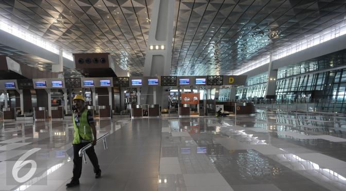 Pekerja melintas di dalam Terminal 3 Ultimate, Bandara Soekarno Hatta, Tangerang, Rabu (13/7). Jelang pengoperasian, Angkasa Pura II terus membenahi kekurangan segala keperluannya. (Liputan6.com/Helmi Afandi)