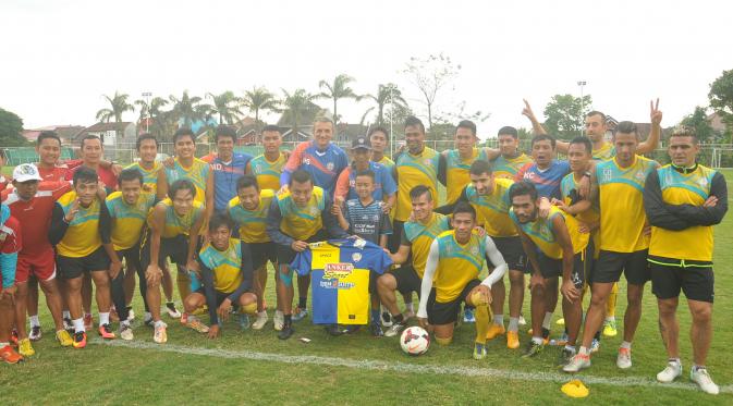 Para pemain Arema Cronus melayani permintaan foto seorang bocah bernama Ranu Aji Pangestu yang ingin bertemu dengan klub idolanya sebelum melakukan sunat. (Bola.com/Iwan Setiawan)