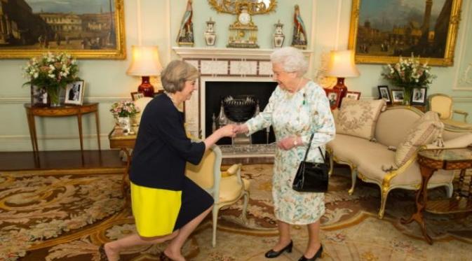 Theresa May membungkuk di hadapan Ratu Elizabeth II dalam proses penunjukkannya sebagai PM Inggris (Telegraph)