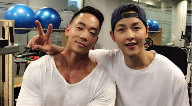 Song Joong Ki bersama personal trainer Danny Joe [foto: instagram/dannyjoefitness]