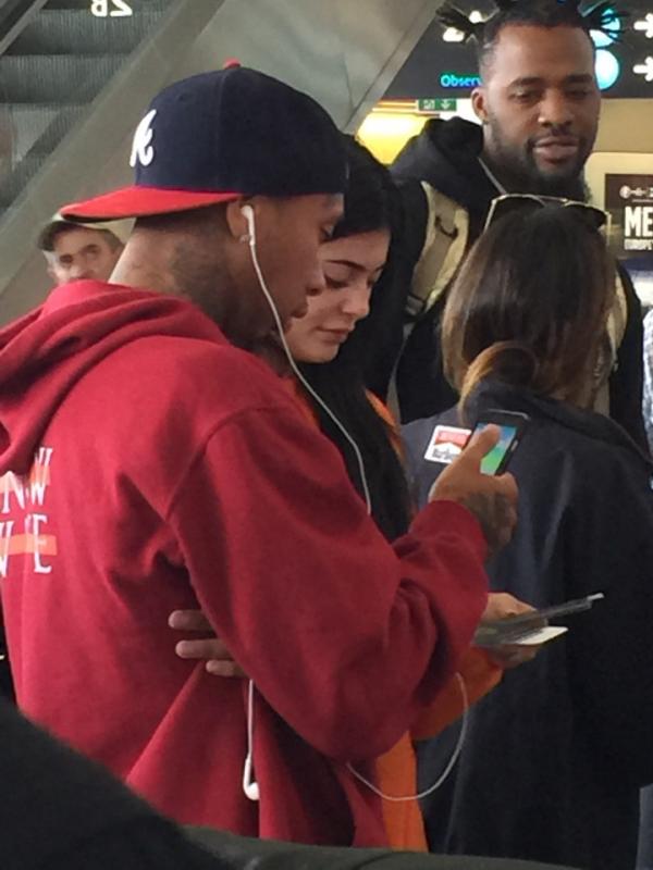 Tyga asik bermain Pokemon Go didampingi Kylie Jenner (via. The Sun)