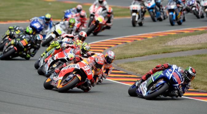 Aksi Jorge Lorenzo bersama pembalap lain pada MotoGP Jerman 2015 di Sirkuit Sachsenring. (AFP)