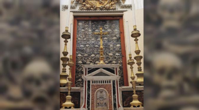 Pembantaian Otranto. Sejumlah gereja dan biara di Eropa menjadikan tulang belulang manusia sebagai maha karya yang mendapat tempat istimewa. (Sumber listverse.com)