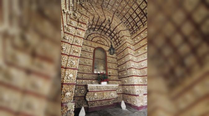 Kapel Tulang Belulang. Sejumlah gereja dan biara di Eropa menjadikan tulang belulang manusia sebagai maha karya yang mendapat tempat istimewa. (Sumber listverse.com)