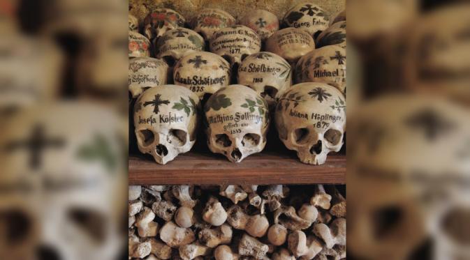Tengkorak Berhias. Sejumlah gereja dan biara di Eropa menjadikan tulang belulang manusia sebagai maha karya yang mendapat tempat istimewa. (Sumber listverse.com)