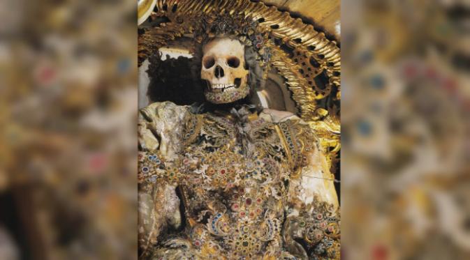 St Gratianus. Sejumlah gereja dan biara di Eropa menjadikan tulang belulang manusia sebagai maha karya yang mendapat tempat istimewa. (Sumber listverse.com)