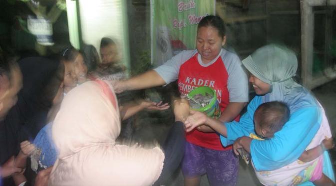 Selain kupat jembut, anak-anak juga memperebutkan saweran. (Liputan6.com/Edhie Prayitno Ige)