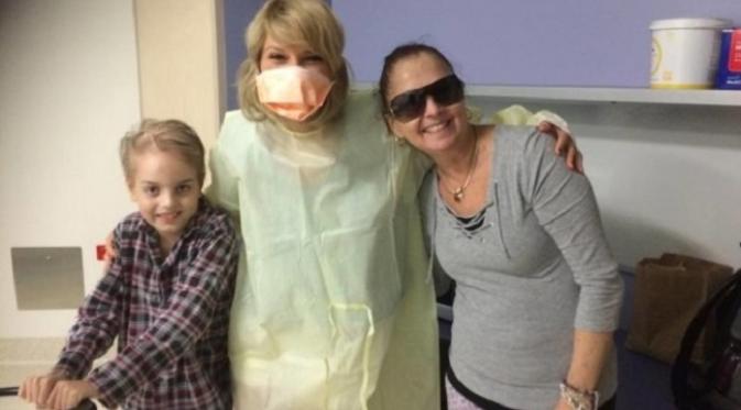 Taylor Swift saat menjenguk pasien anak di Brisbane, Queensland. (via. Buzz Feed)