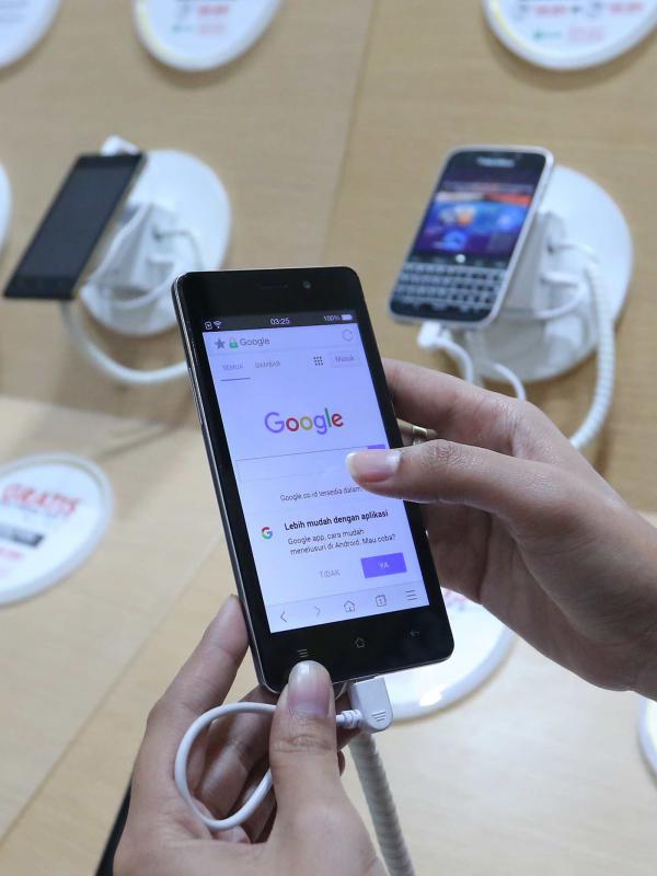 Pengunjung melihat smartphone di Galeri Indosat Ooredoo, Jakarta, Kamis (14/7). Kementerian Perindustrian (Kemenperin) tengah menyiapkan aturan baru untuk mendorong pembangunan industri ponsel 4G di dalam negeri. (Liputan6.com/Angga Yuniar)