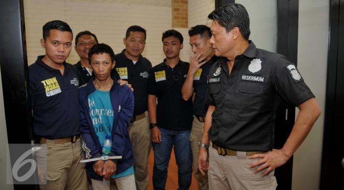 Petugas menangkap narapidana kasus pemerkosaan terhadap bocah AAP (12), yakni Rizal alias Anwar bin Kiman (26) di hutan kawasan Jasinga, Bogor, Jawa Barat usai kabur dari Rutan Salemba, Jakarta, Kamis (14/7). (Liputan6.com/Gempur M Surya)