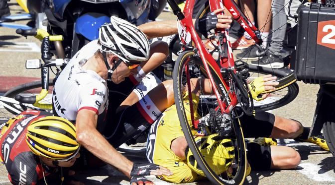 Tiga pembalap: , Ritchie Porte, Chris Froome, dan Bauke Mollema mengalami kecelakaan parah di etape ke-12 Tour de France. (Bernard Papon/Reuters).