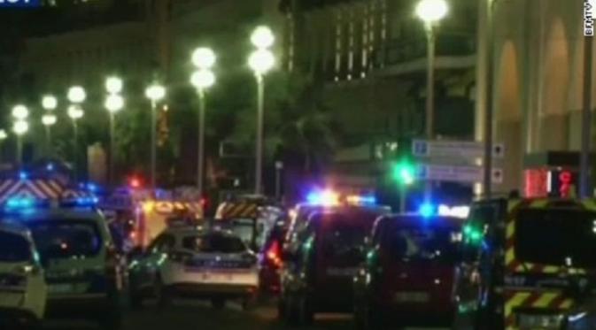 Sebuah truk menyerang kerumunan warga di Nice, Prancis yang tengah menikmati perayaan Bastille Day (CNN)