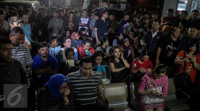 Puluhan orangtua korban vaksin palsu menunggu di depan RS Harapan Bunda, Jakarta, Kamis (14/7). Mereka menuntut pihak rumah sakit memberi penjelasan atas kasus vaksin palsu yang kemungkinan besar juga diberikan kepada anaknya.(Liputan6.com/Faizal Fanani)