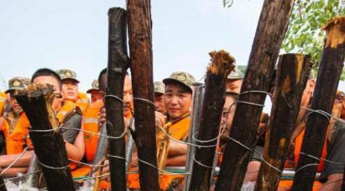 Tindakan berani tersebut mencegah kerusakan pada sawah dan dua kampung yang ada di arah hilir aliran sungai.(Sumber Fu Jianbin/People's Daily via Daily Mail)