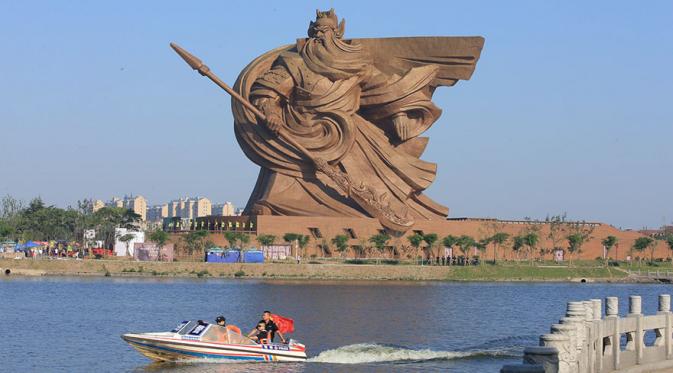 Patung Guan Yu raksasa di China. (Via: boredpanda.com)