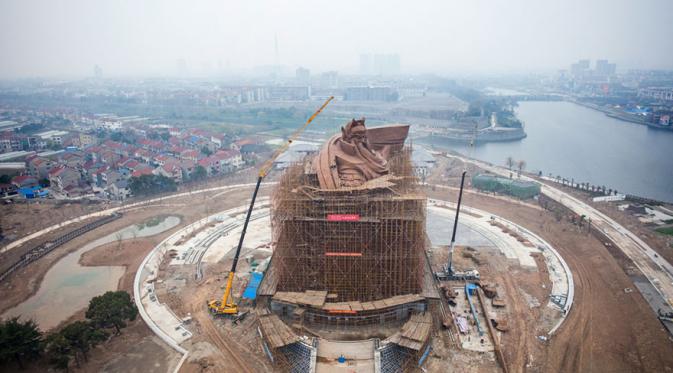 Proses pembangunan patung Guan Yu raksasa di China. (Via: boredpanda.com)