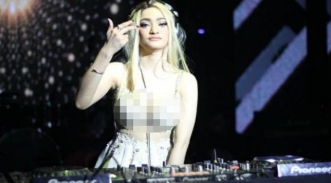 Amel Alvi makin percaya diri saat nge-DJ dengan bra bling bling. Sumber: Instagram.com.