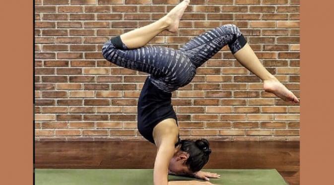 Pose yoga Pevita Pearce (Source: Instagram)