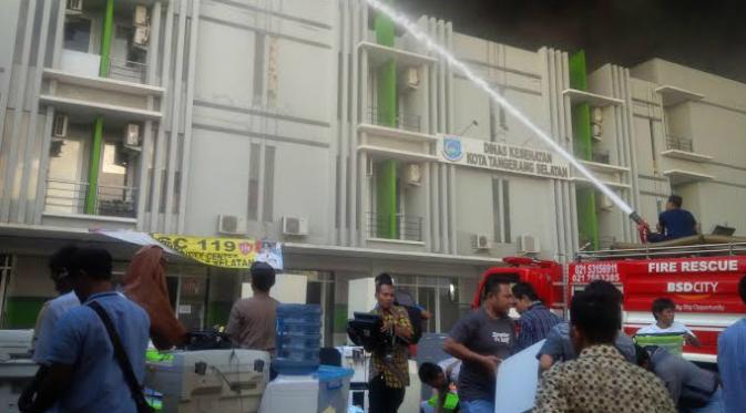 Kantor Dinas Kesehatan Tangsel terbakar (Liputan6.com/ Pramita Tristiawati)
