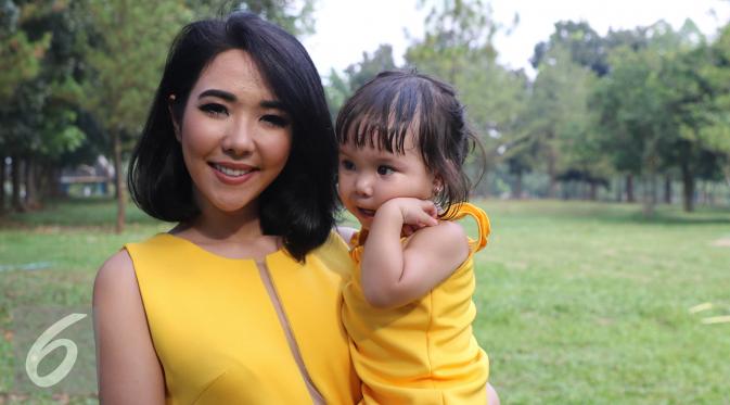 Gisel dan anaknya saat ikut dalam syuting video klip Regina, Jakarta, Kamis (14/7). (Liputan6.com/Herman Zakharia)