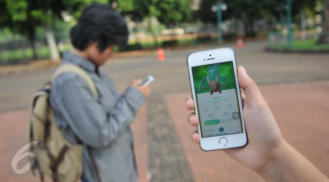 Penggemar game menunjukkan aplikasi Pokemon Go di layar ponselnya, Kawasan Senayan, Jumat (15/7). Meski belum resmi diluncurkan di Indonesia, permainan Pokemon Go berbasis realitas sudah diminati banyak kalangan. (Liputan6.com/Gempur M Surya)