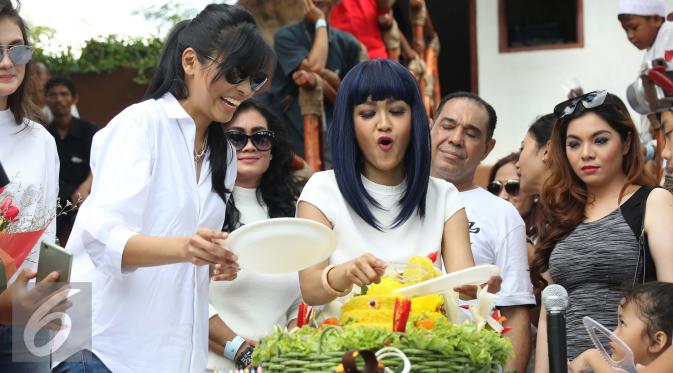 Julia Perez (kanan) memotong tumpeng saat merayakan ulang tahun yang 36 di kawasan Ancol, Jakarta, Jumat (15/7). Sejumlah selebriti hadir dalam acara tersebut diantaranya Luna Maya dan Zaskia Gotik. (Liputan6.com/Herman Zakharia)