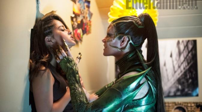 Elizabeth Banks dan Becky G di film Power Rangers. (Entertainment Weekly)