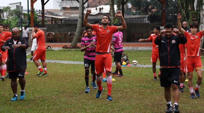 Willian Pacheco saat berlatih dengan pemain Persija di Bandung, Jumat (15/7/2016). (Bola.com/Nicklas Hanoatubun)