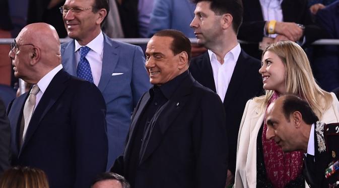 Presiden AC Milan Berlusconi (tengah), vice-president Adriano Galliani (kiri) dan Barbara Berlusconi (kanan), menonton AC Milan vs Juventus pada 21 Mei 2016. FILIPPO MONTEFORTE / AFP