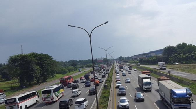 Kepadatan selepas Gerbang Tol Cikarang Utama arah Jakarta dan sebaliknya. (@RadioElshinta)