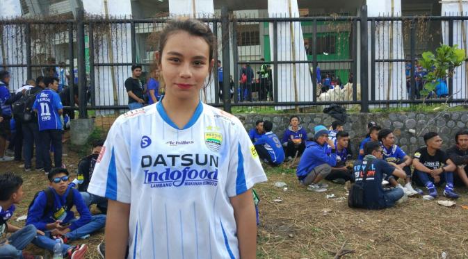 Bobotoh cantik asal Cirebon, Risma datang langsung dukung Persib di Bandung (Ahmad Fawwaz Usman/Liputan6.com)